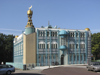 901199 Gezicht op de voor- en zijgevel van de moskee Abi Bakr Issiddik (Berlagestraat 100) te Utrecht.